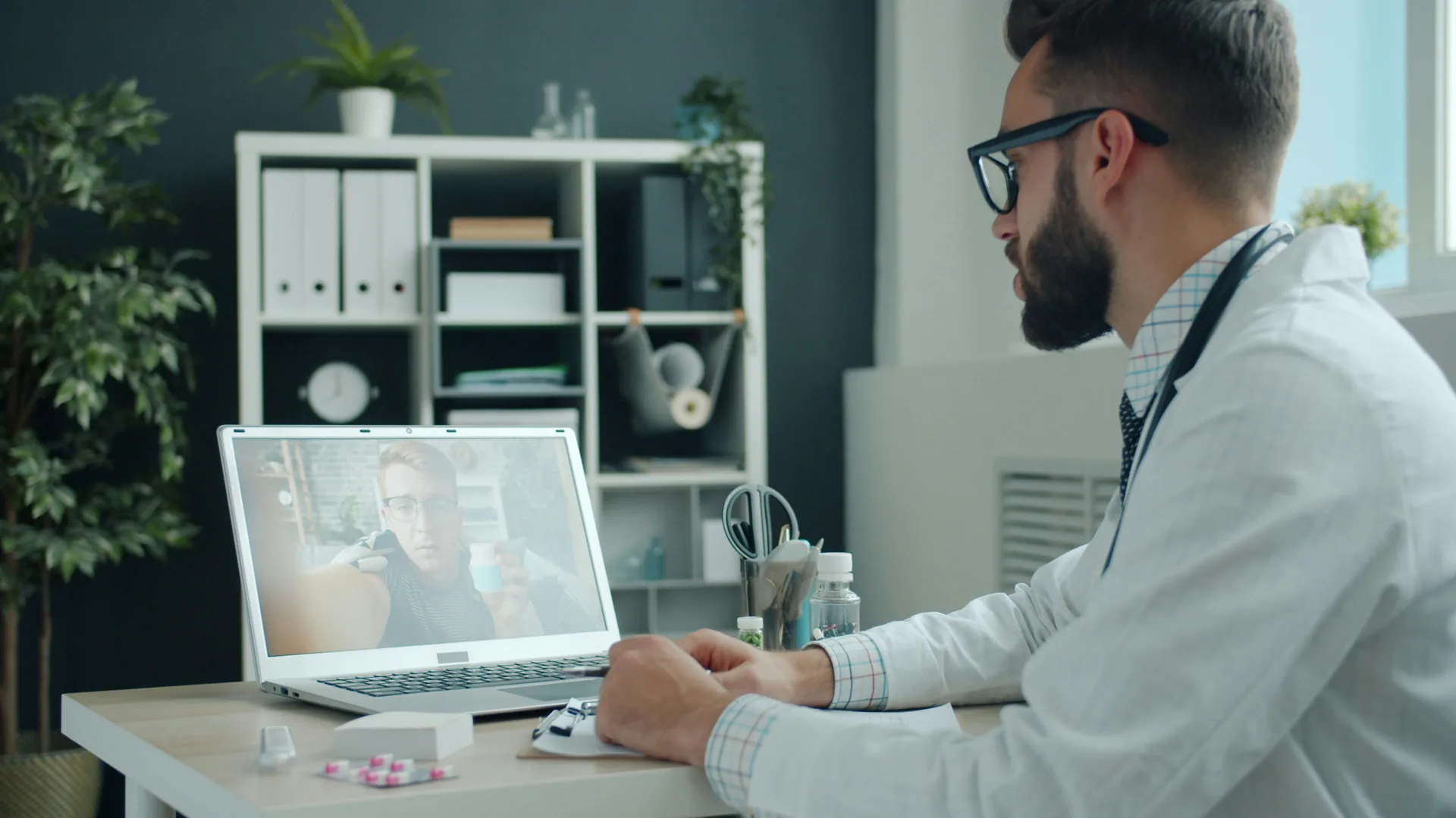 Cita médica virtual: médico en videollamada con paciente