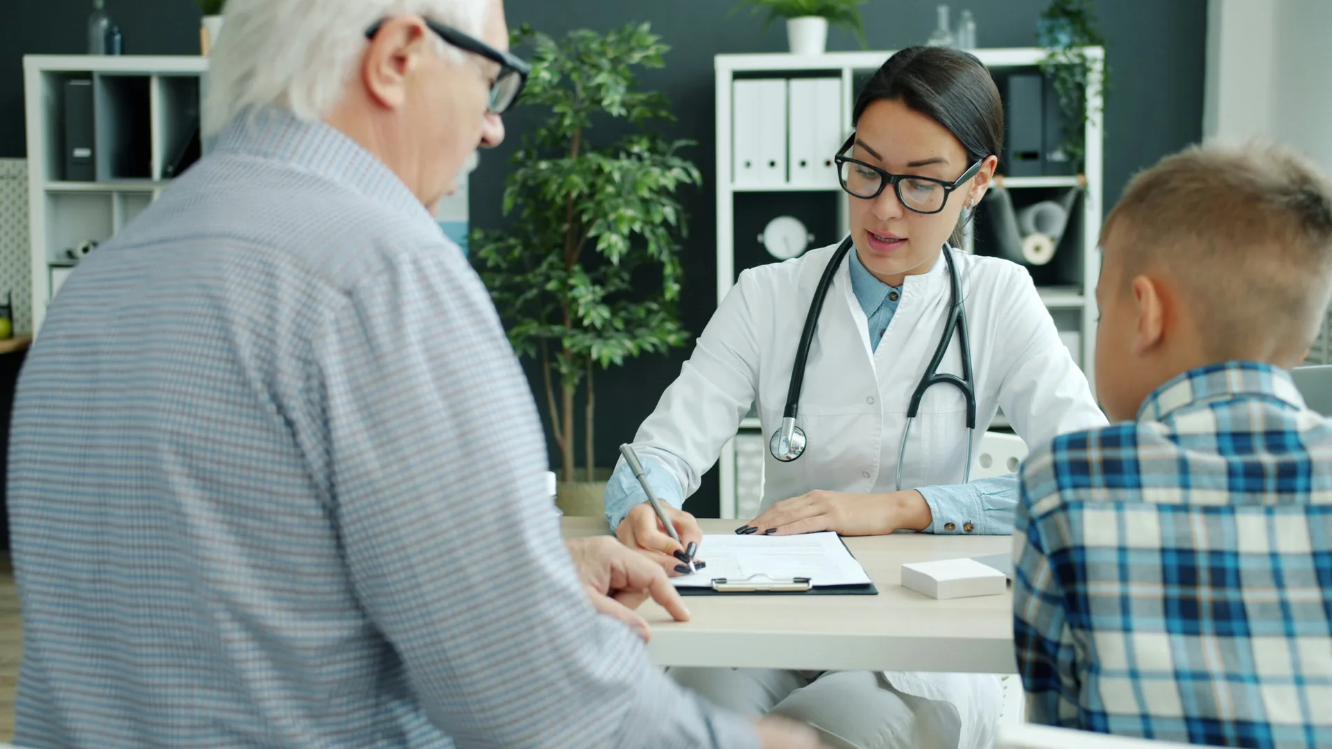 Consulta médica a domicilio: médico revisando a un paciente